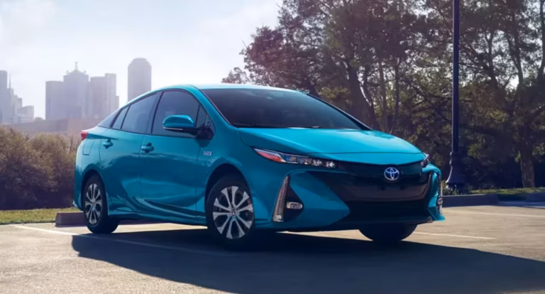 Рассматриваем Toyota Prius Prime 2022 года.